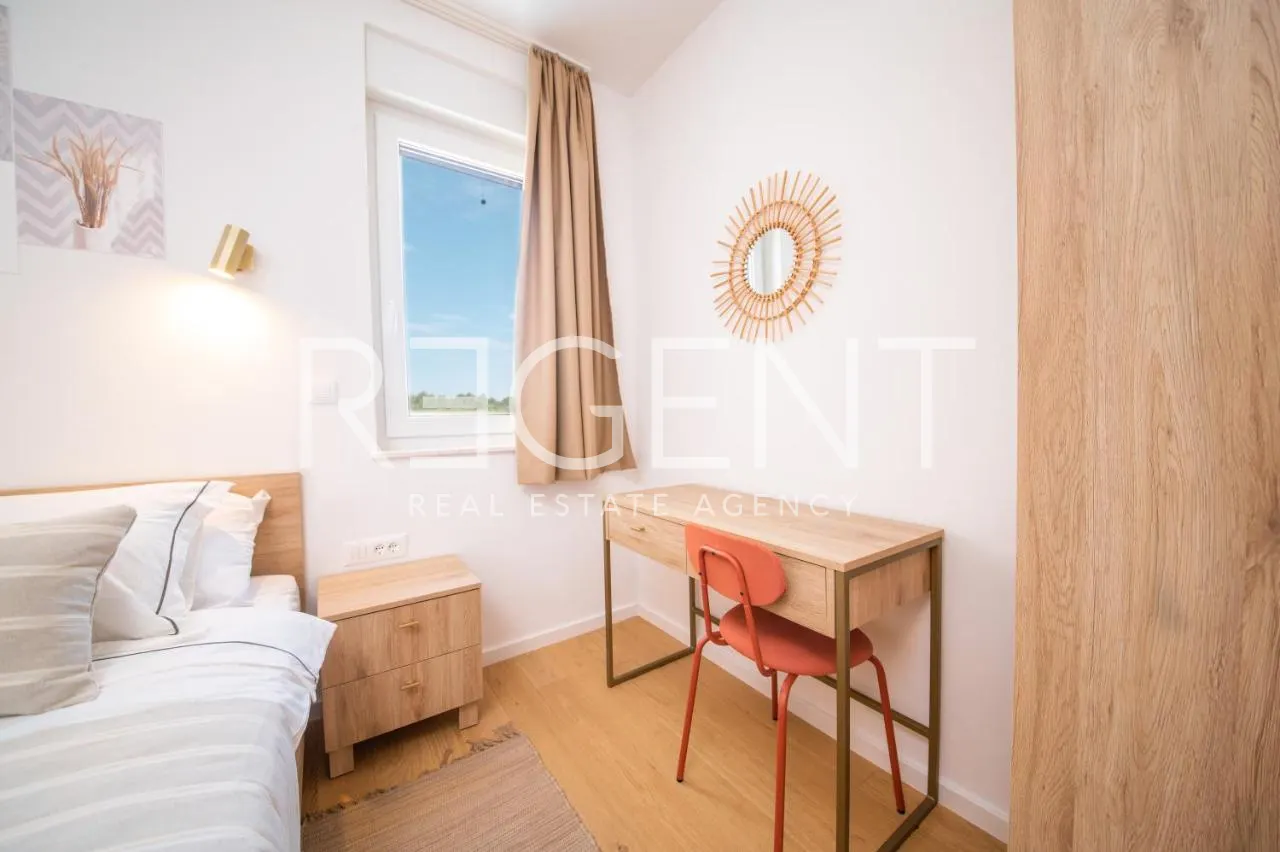 Zadar, Vrsi – appartements de trois pièces avec piscine et vue sur la mer