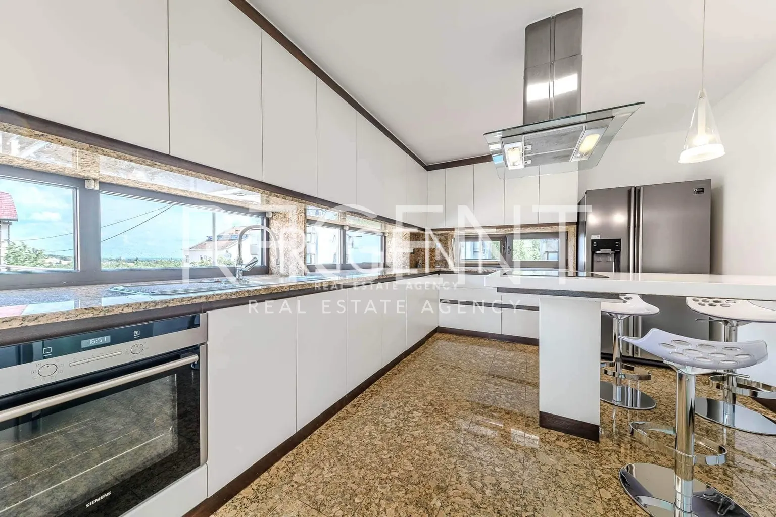 Zagrzeb, Lašćina - Piękna willa 310 m2, wynajem