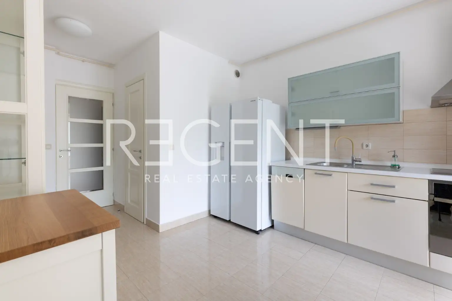 Zagreb, Centar -  Prostran dvosoban stan za najam u centru grada