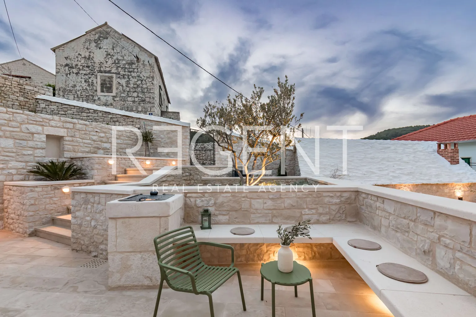Brač, Pučišća - Prekrasna kamena vila 120 m2