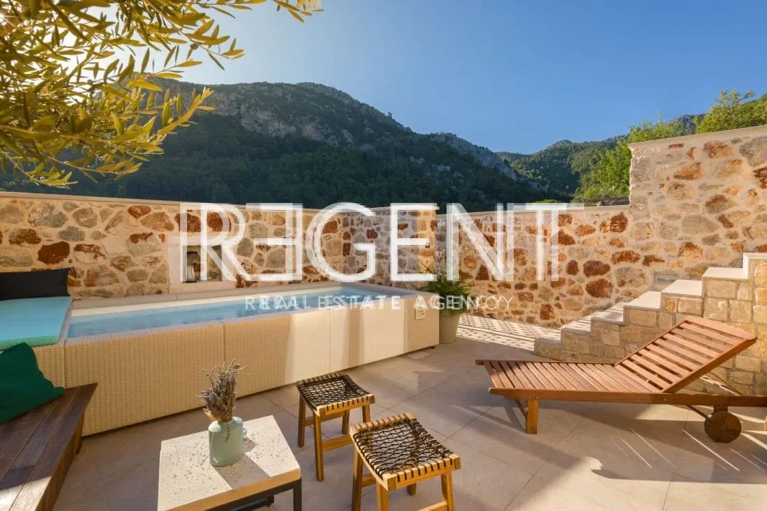 Hvar - villa in pietra dal design unico di 250m2