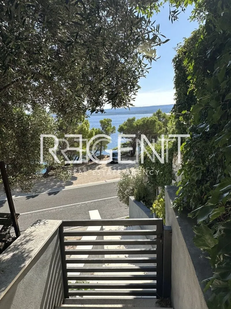 Omiš, Lokva Rogoznica - Stan prvi red uz more 41 m2