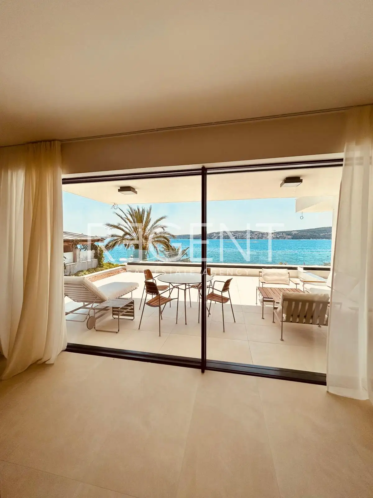 Trogir, Seget Donji -  Stan u prizemlju moderne novogradnje uz more