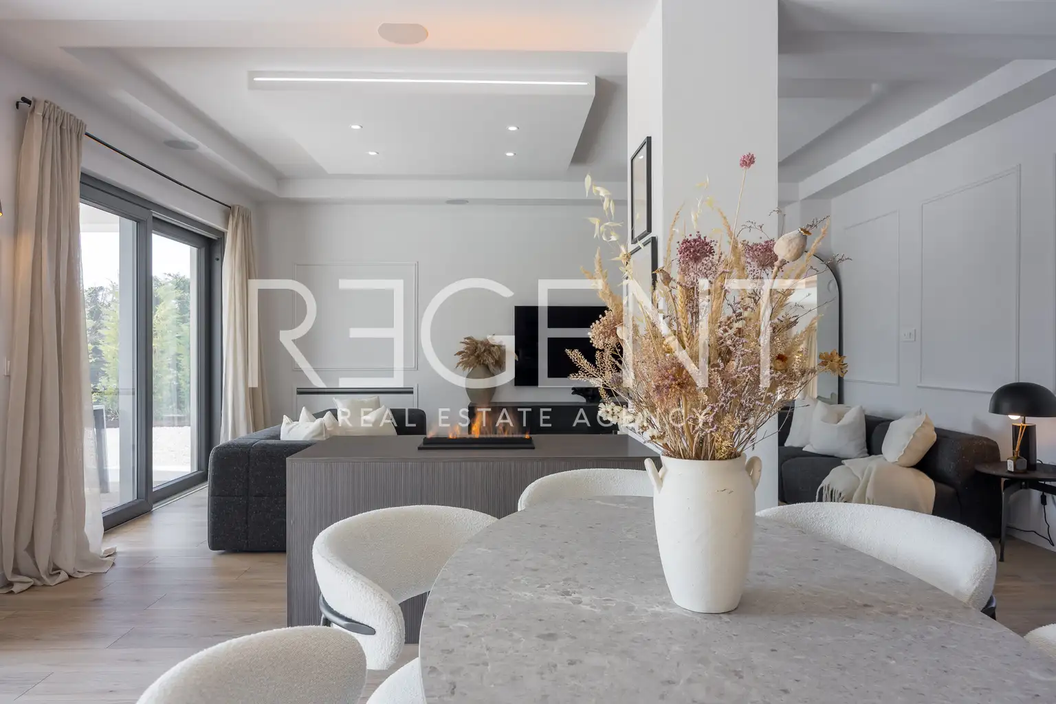 Istra, Svetvinčenat - Moderna vila s grijanim bazenom