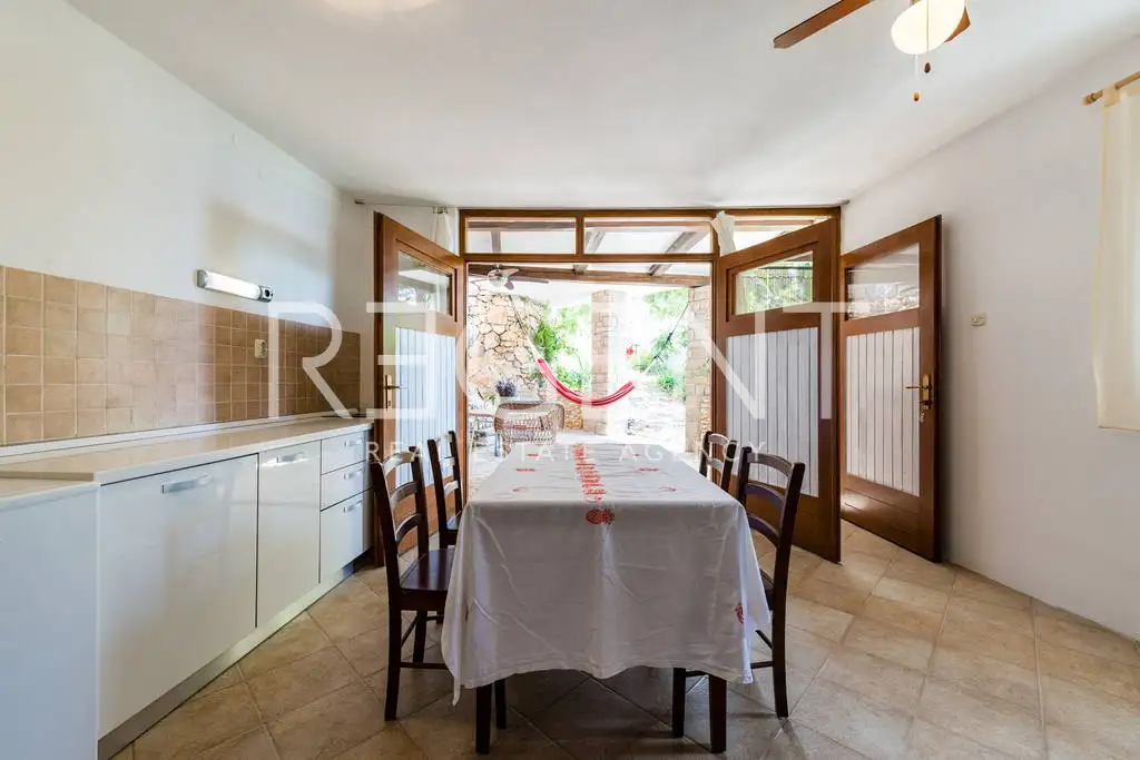 Brač, Murvica - Kamenný dům se čtyřmi apartmány