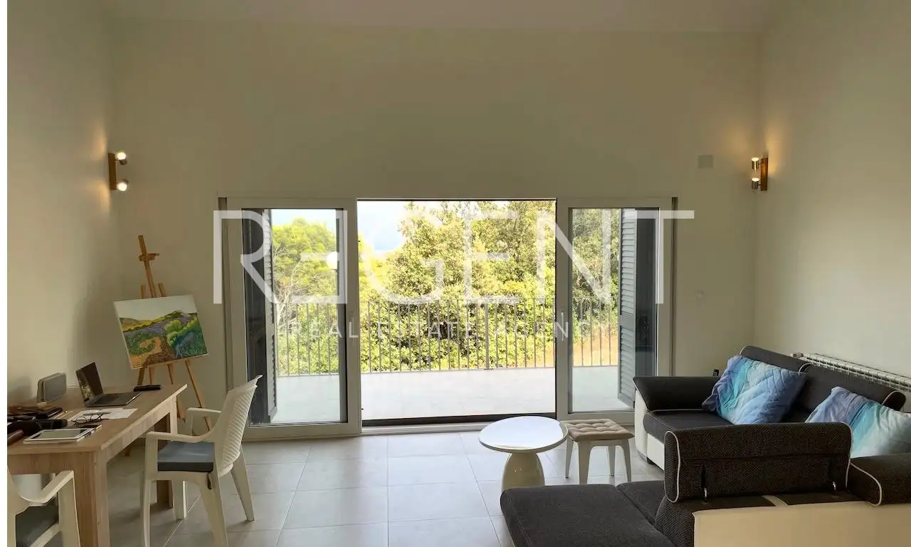 Hvar, Vrbanj – Prostrana kamena kuća s apartmanom