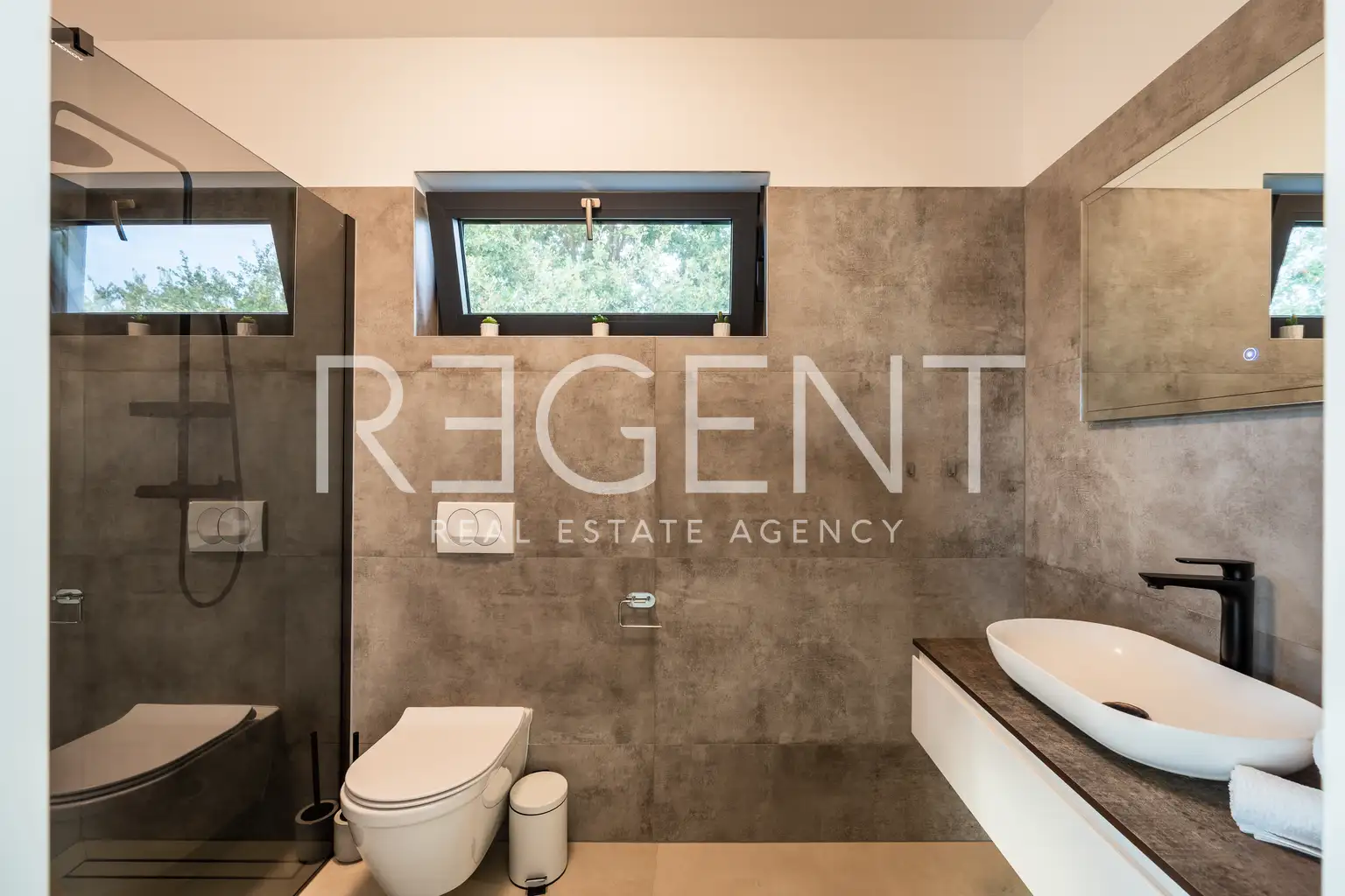 Poreč, okolica - vila 140m² s bazenom i jacuzzijem, useljiva
