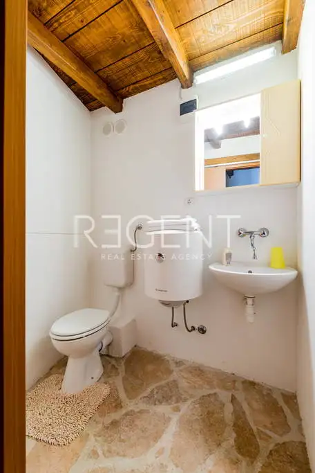 Brač, Murvica - Kamenný dům se čtyřmi apartmány