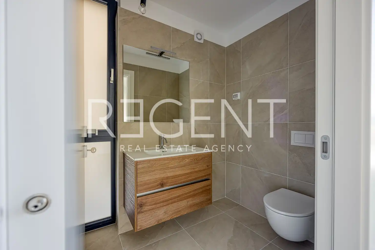 Istrie, Novigrad - Třípokojový apartmán v luxusním obytném komplexu 109 m2