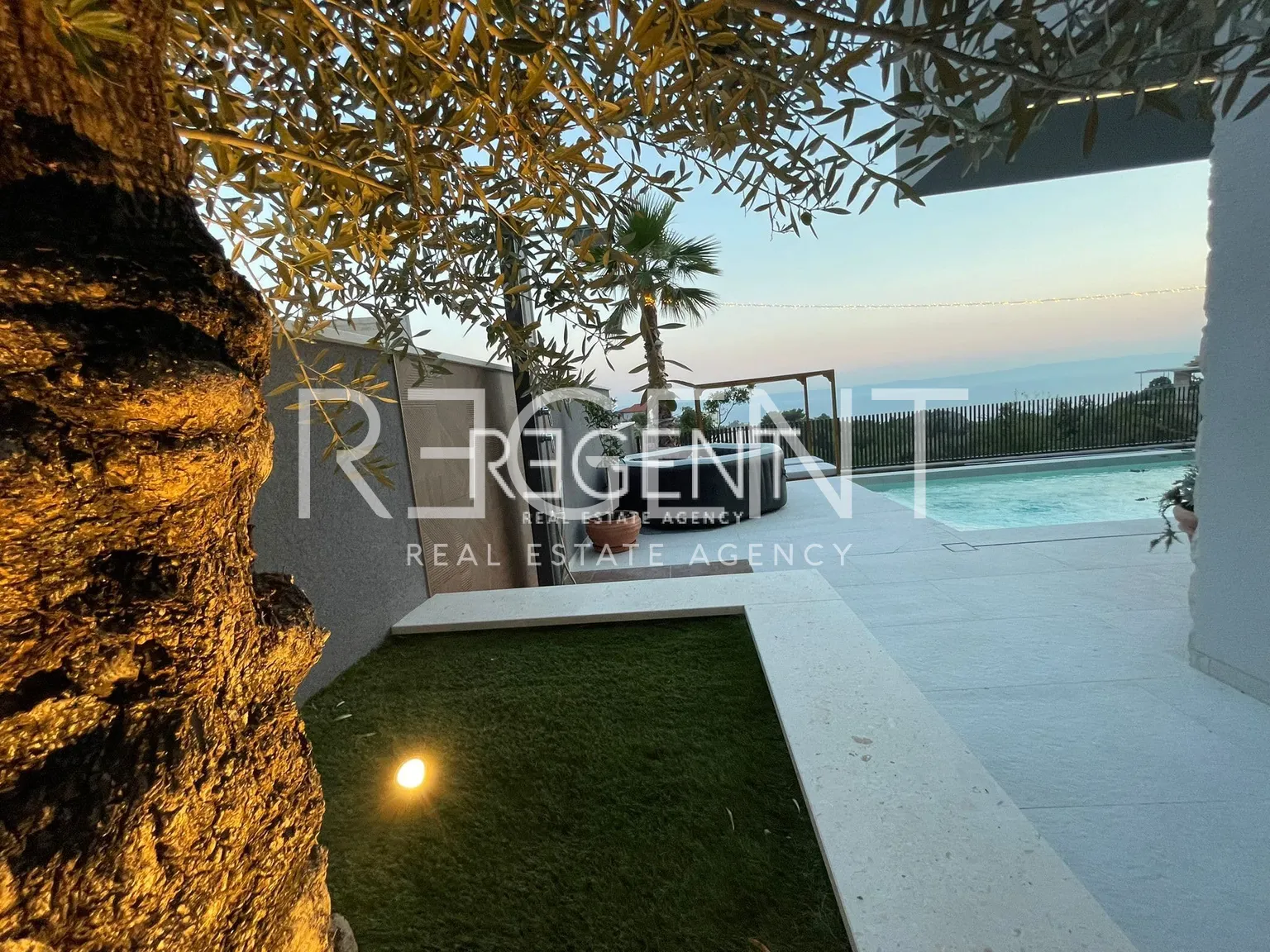 Makarska - Luxurious villa with three residential units