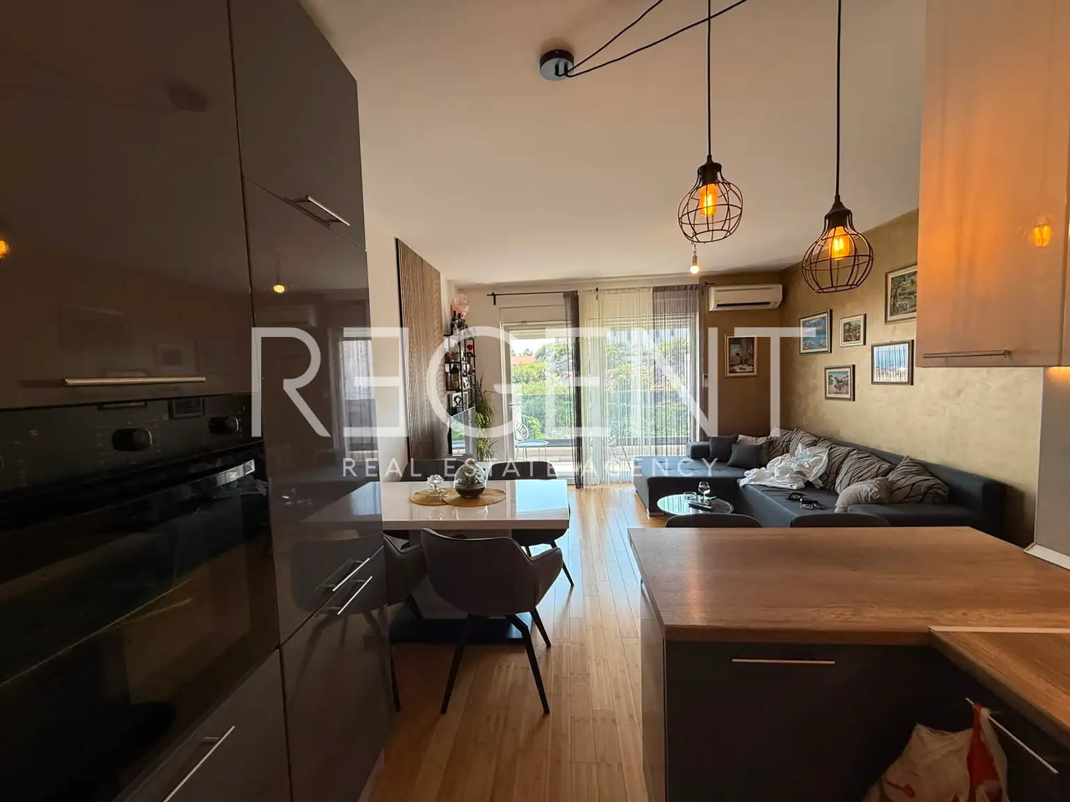 Split, Kila — Dvosobno stanovanje 66 m², balkon, garaža, novejša stavba