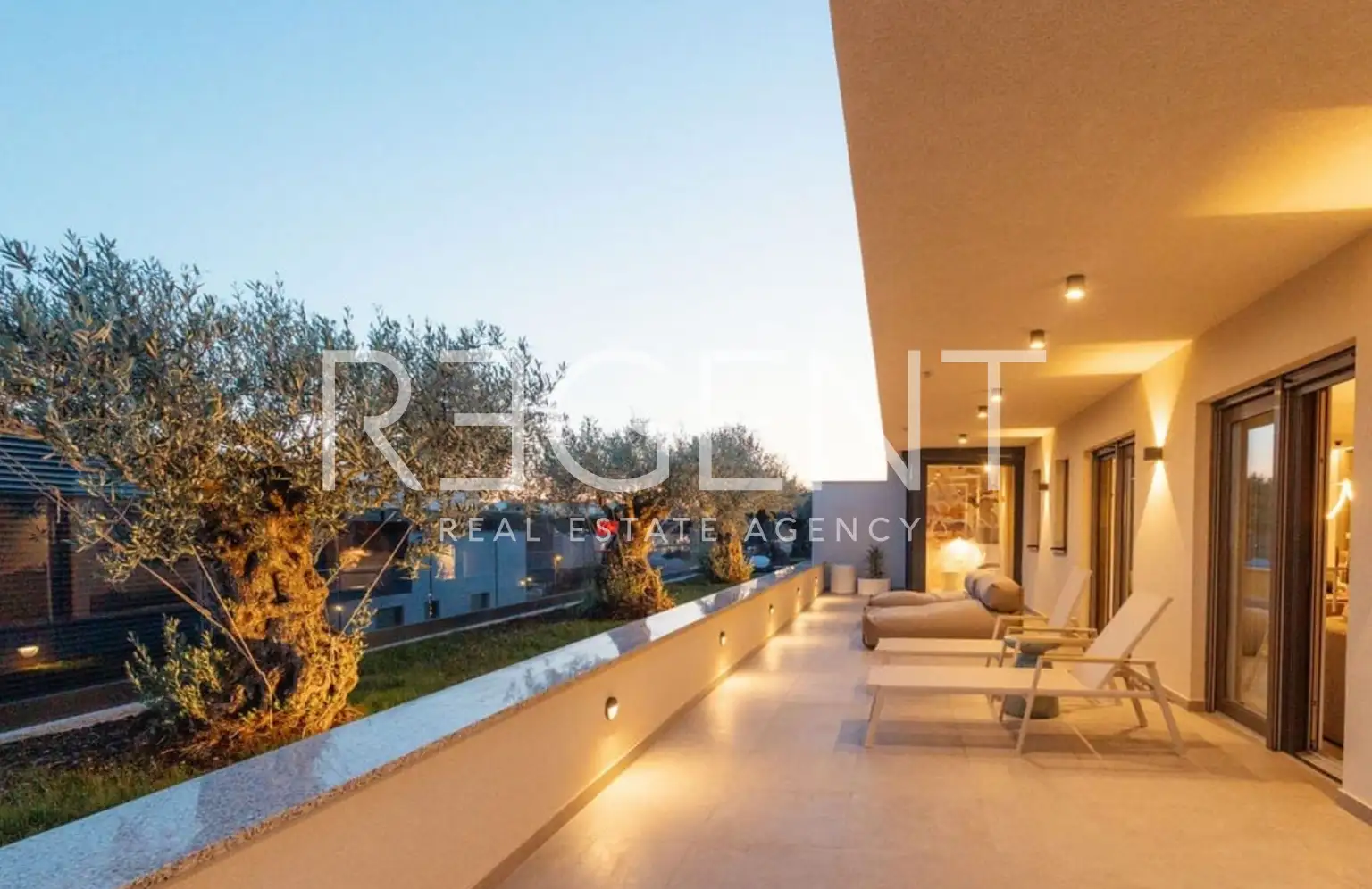 Split, Sirobuja - Trosobni penthouse sa bazenom
