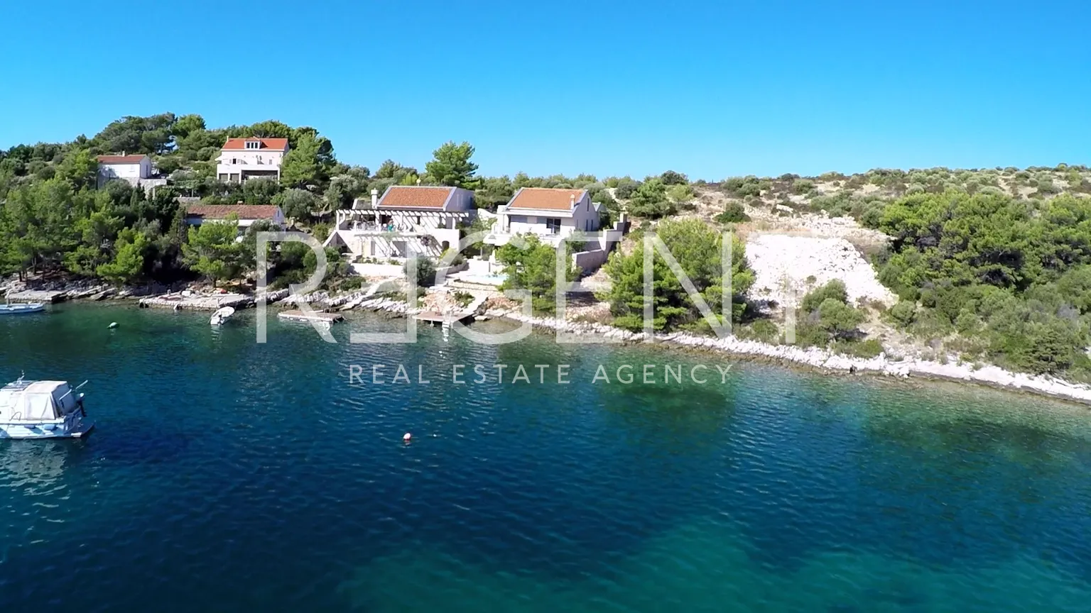 Lastovo - Građevinsko zemljište prvi red uz more