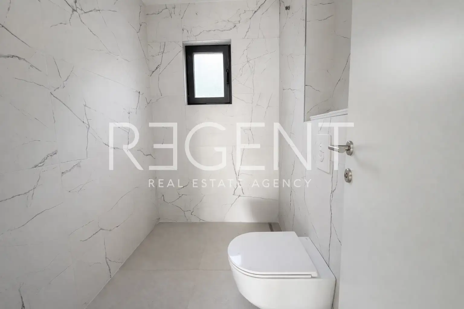 Makarska, Drvenik - Trojizbový byt s terasou v novostavbe pri mori