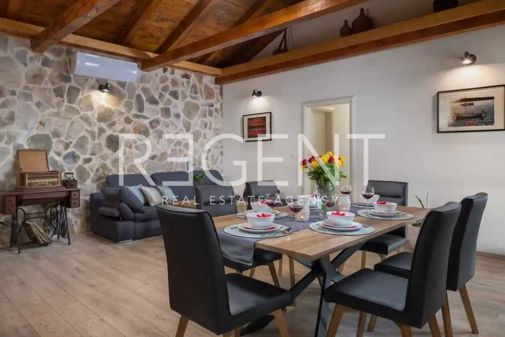Šibenik, Rogoznica- Kamena kuća s bazenom i pogledom na more 100 m2