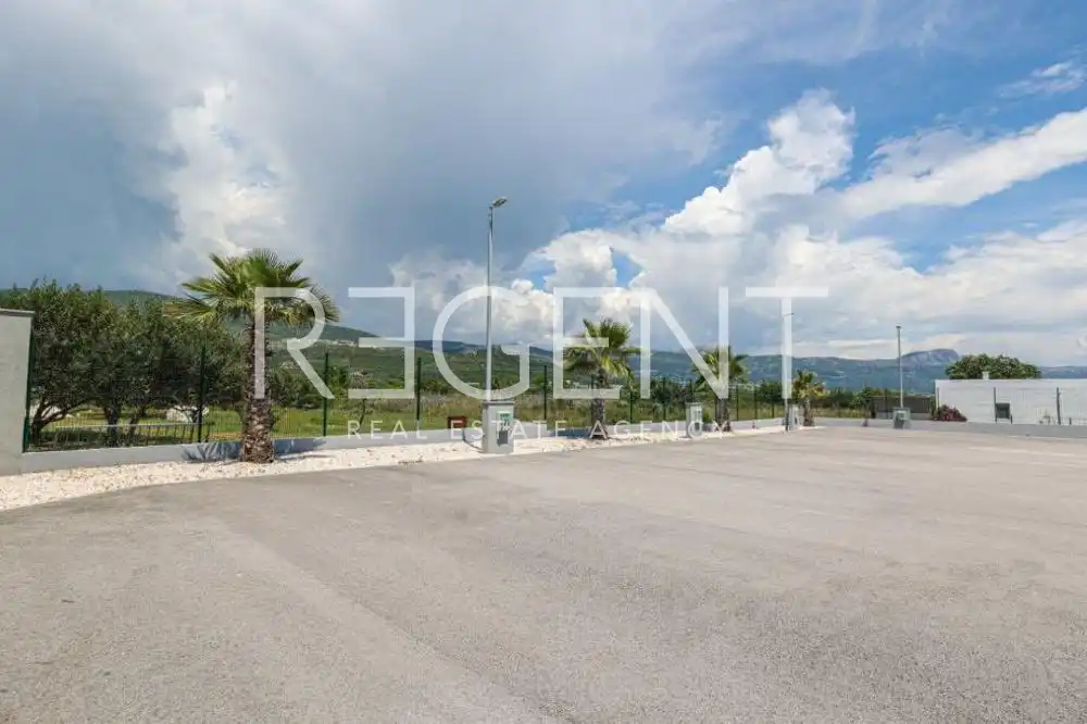 Trogir, Plano - obchodný priestor 500 m2