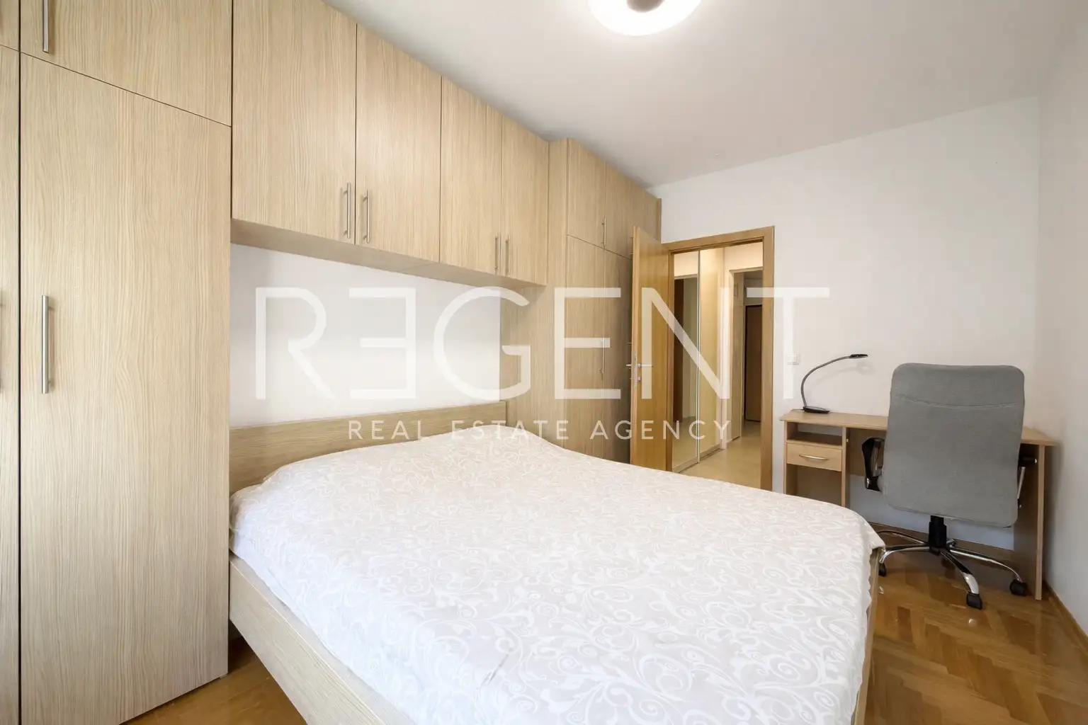 Zagreb, Trnje - appartamento con due camere, loggia e garage.