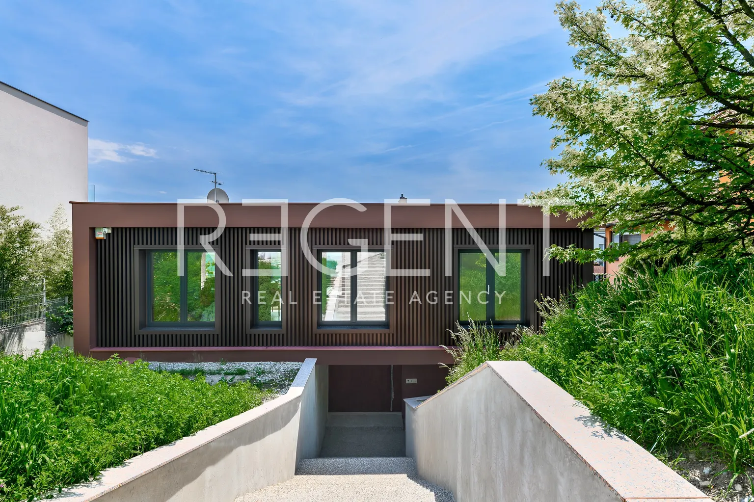 Záhřeb, Šestine - Moderní rodinná vila s bazénem obklopená zelení