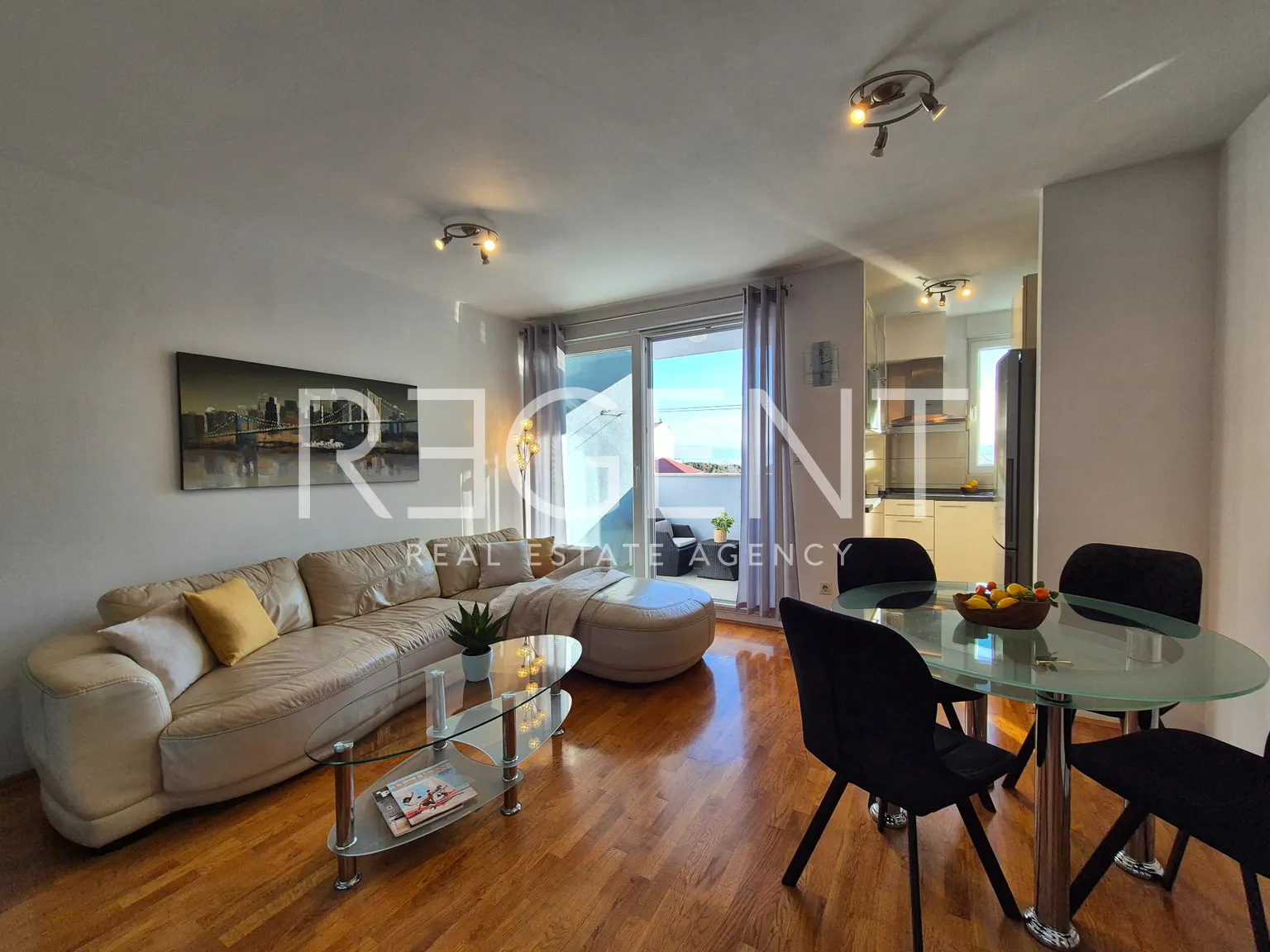 Split, Žnjan - Dvosoban stan s lođom i pogledom na more 57 m²
