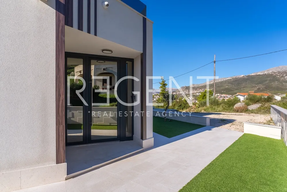 Split, Strožanac - Moderní vila s výhledem na moře, bazénem a pomocnou budovou 50 m2