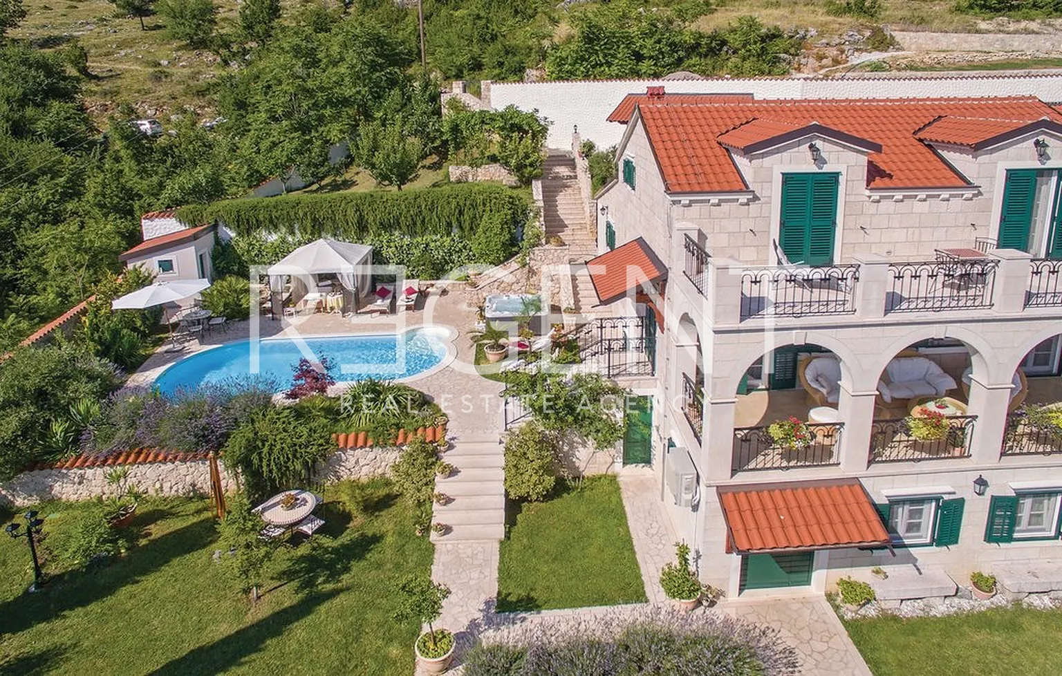Sinj – Luxusní kamenný dům o rozloze 500 m2 na pozemku o rozloze 6000 m2