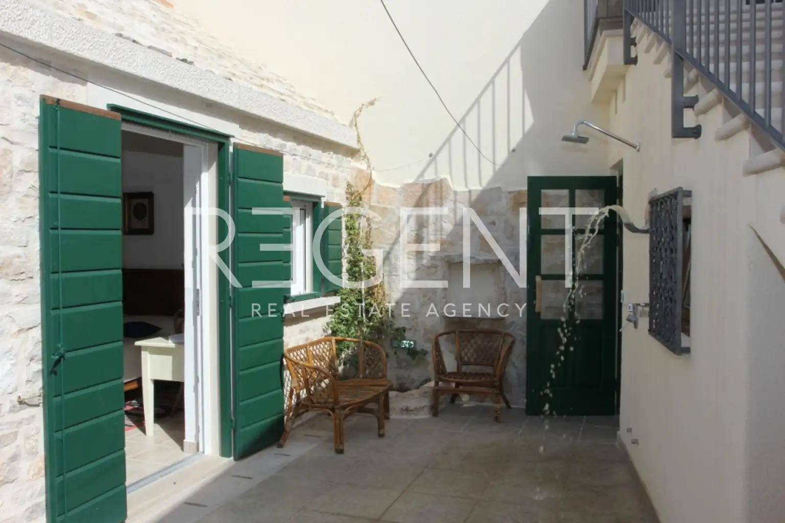 Brač, Mirca - kamenná vila s výhľadom na more, 300m2