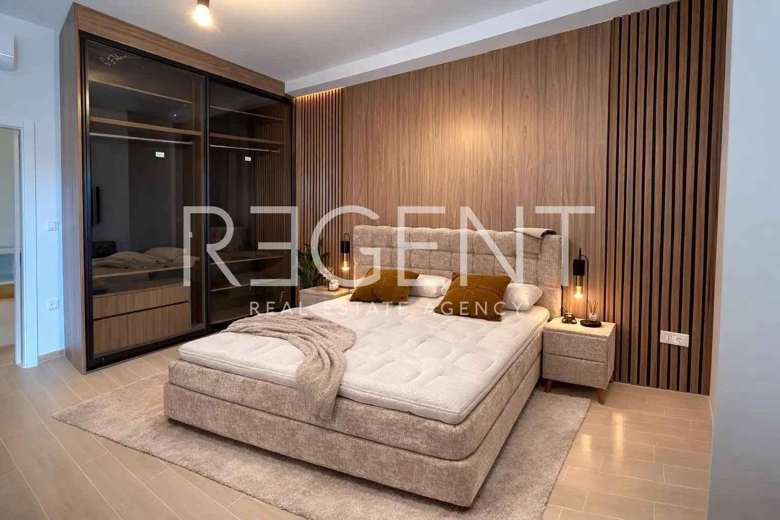 Podstrana - Dvosoban stan sa krovnom terasom i parking mjestom