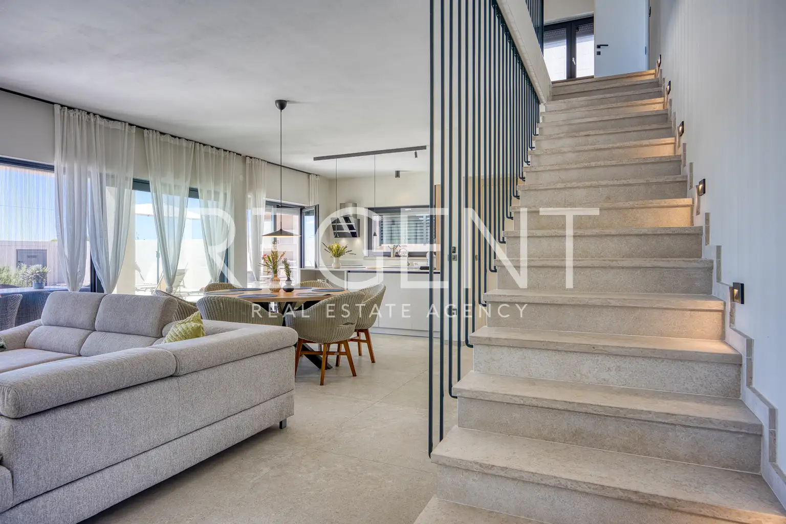 Kuća 230 m² — grijani bazen, krovna terasa, Poreč