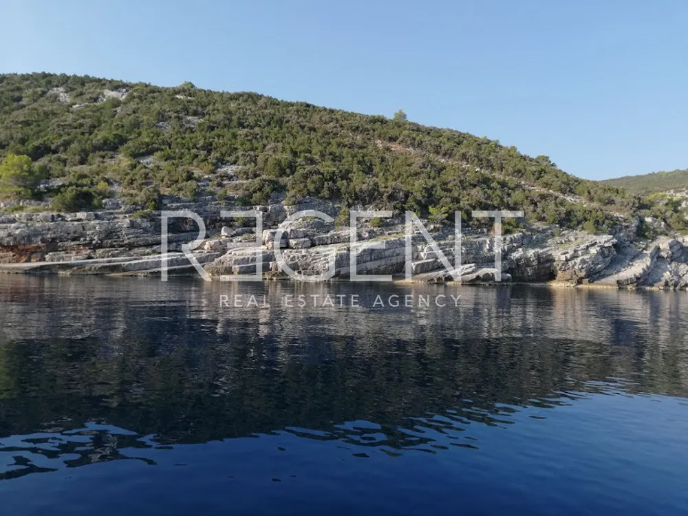 Hvar - Atraktivno zemljište uz more 74765 m2