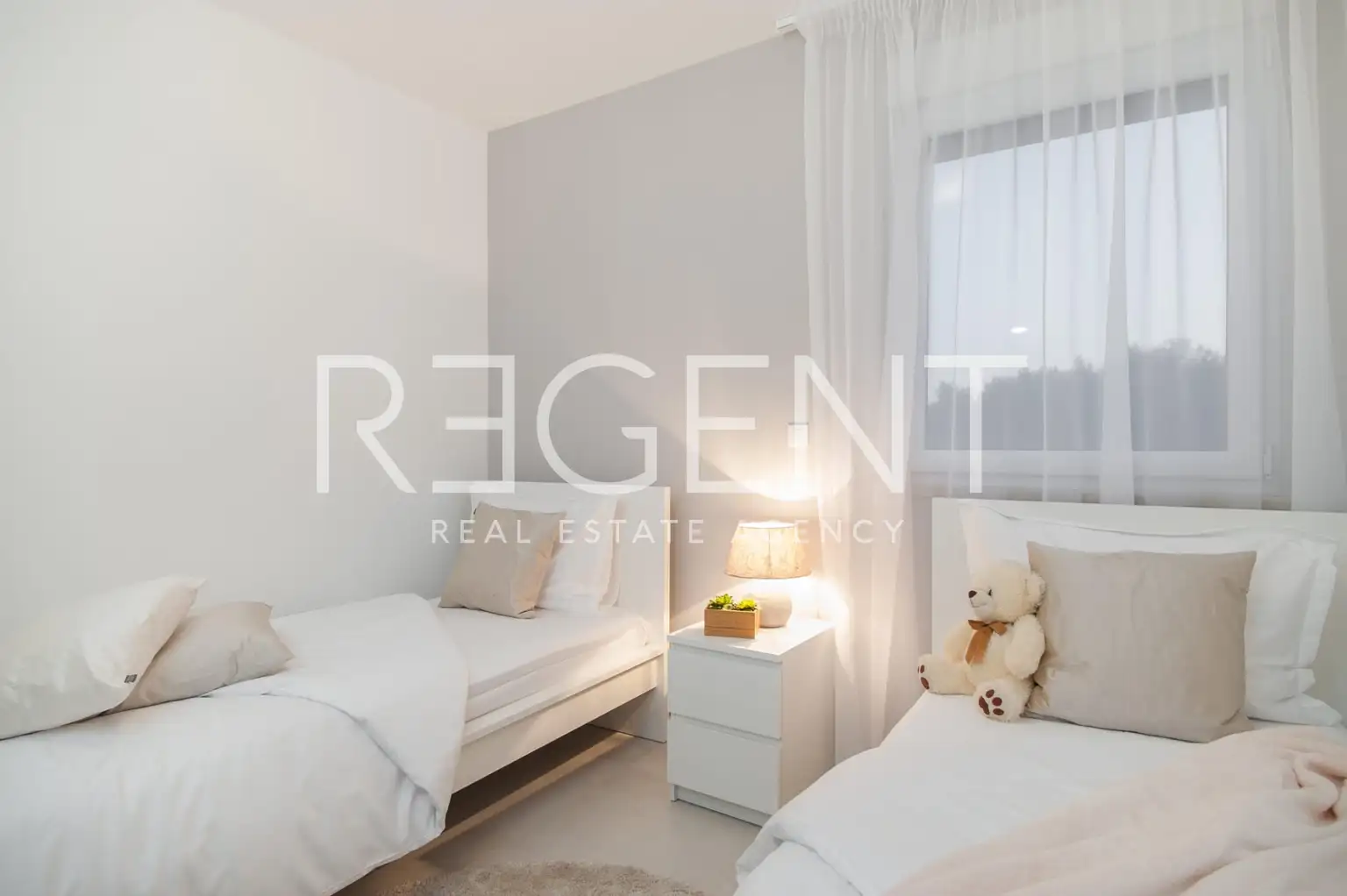 Split, Žnjan -  dvosoban s balkonom, drugi red od mora