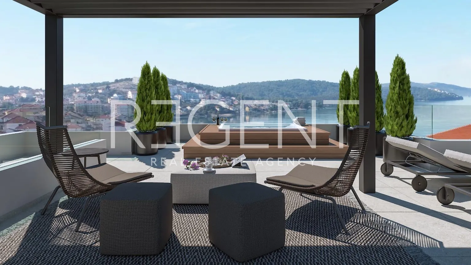 Trogir, Okrug Gornji - Trosoban stan sa balkonom i krovnom terasom