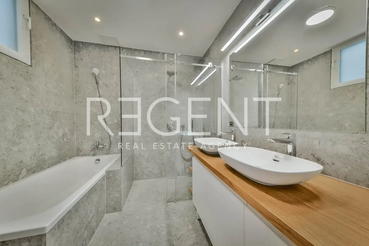 Zagreb, Ban Centar – Trosoban stan 131 m2
