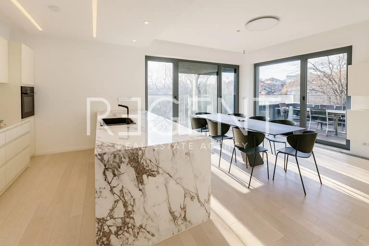 Ljubljana, Pantovčak - sodoben in prostoren apartma s pogledom na zelenje