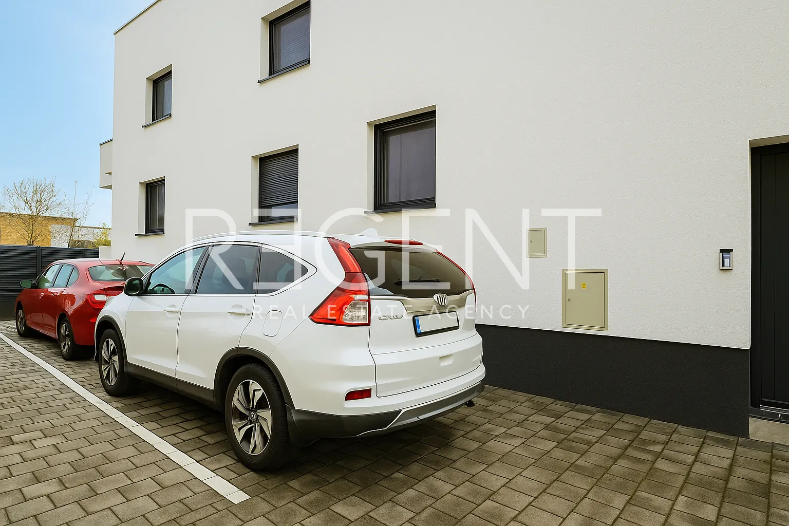 Záhreb, Dugave - moderný trojizbový byt 51 m2 s parkovacím miestom, záhradou a skladom
