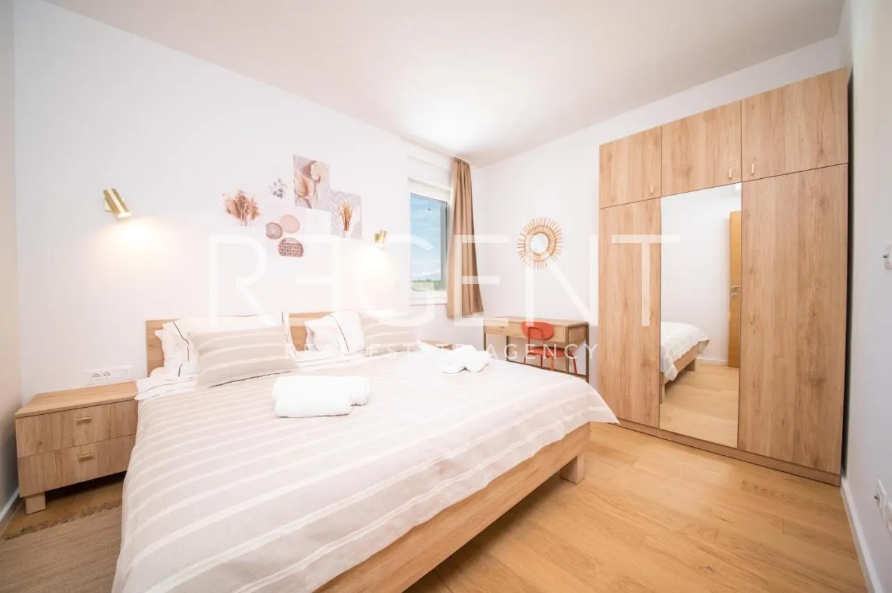 Zadar, Vrsi – appartements de trois pièces avec piscine et vue sur la mer