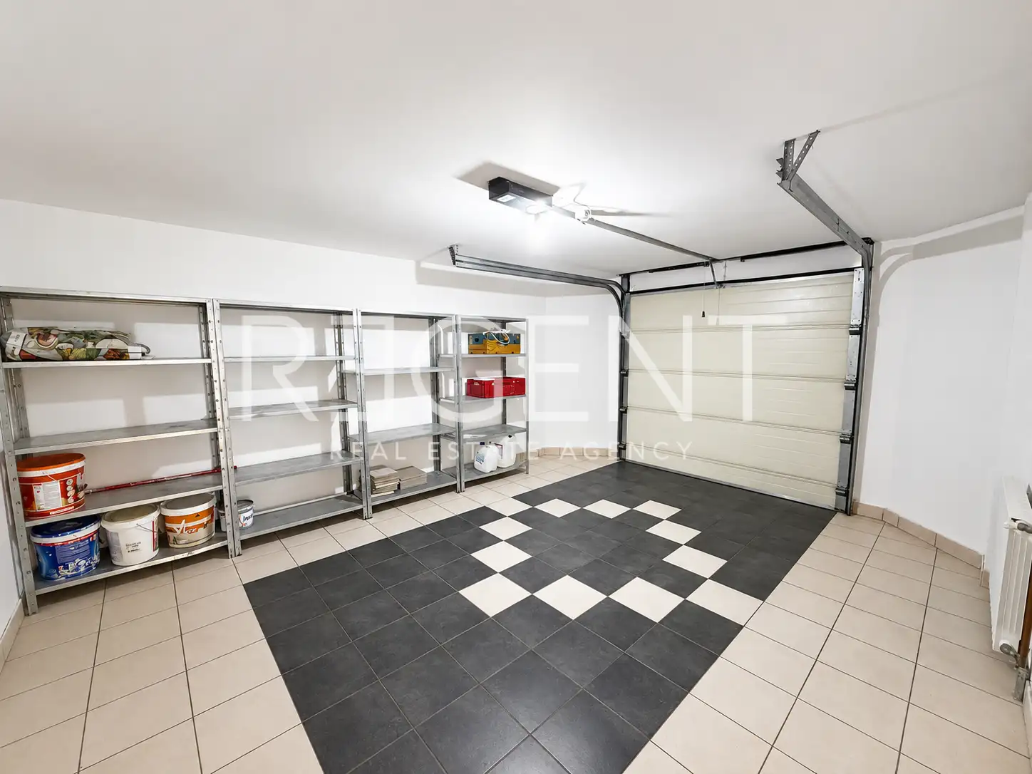 Dům 275 m² k pronájmu, Jazbina — zahrada, 2 garáže