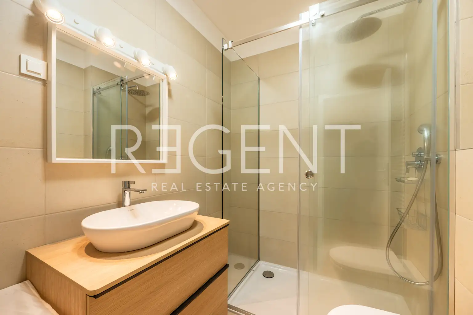 Zagreb, Maksimir - Luksuzan trosoban stan s garažnim mjestom