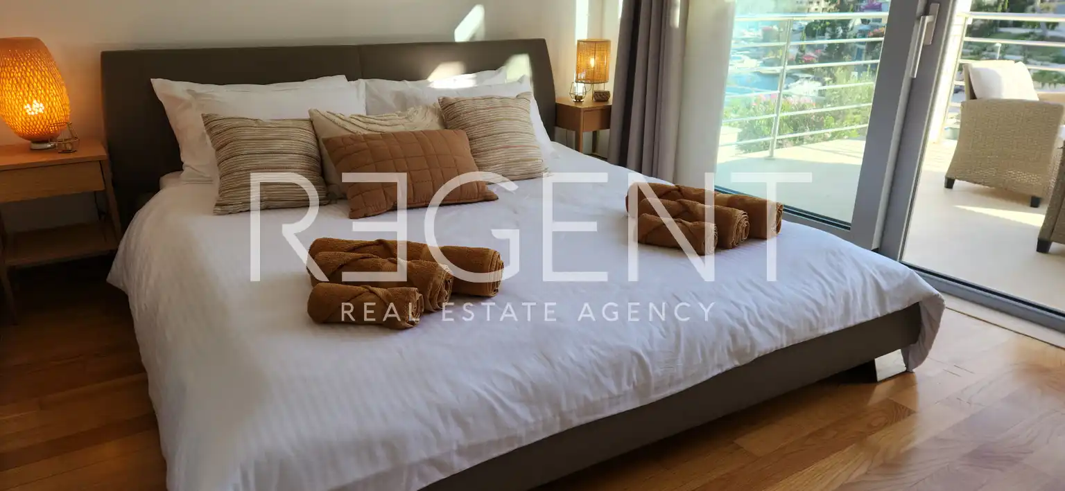 Korčula, Žrnovo - Vila prvi red uz more 280 m2