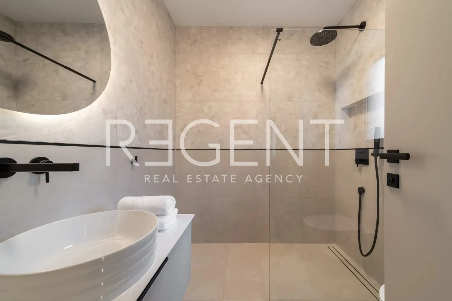 Podstrana - Moderná luxusná vila s bazénom a strešnou terasou