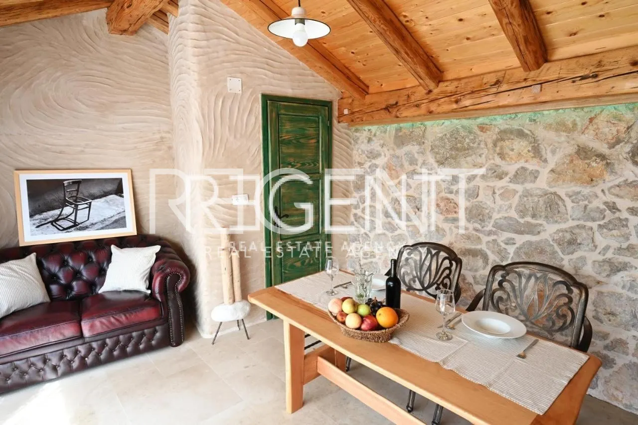 Hvar - Kamena kuća modernog dizajna 70m2