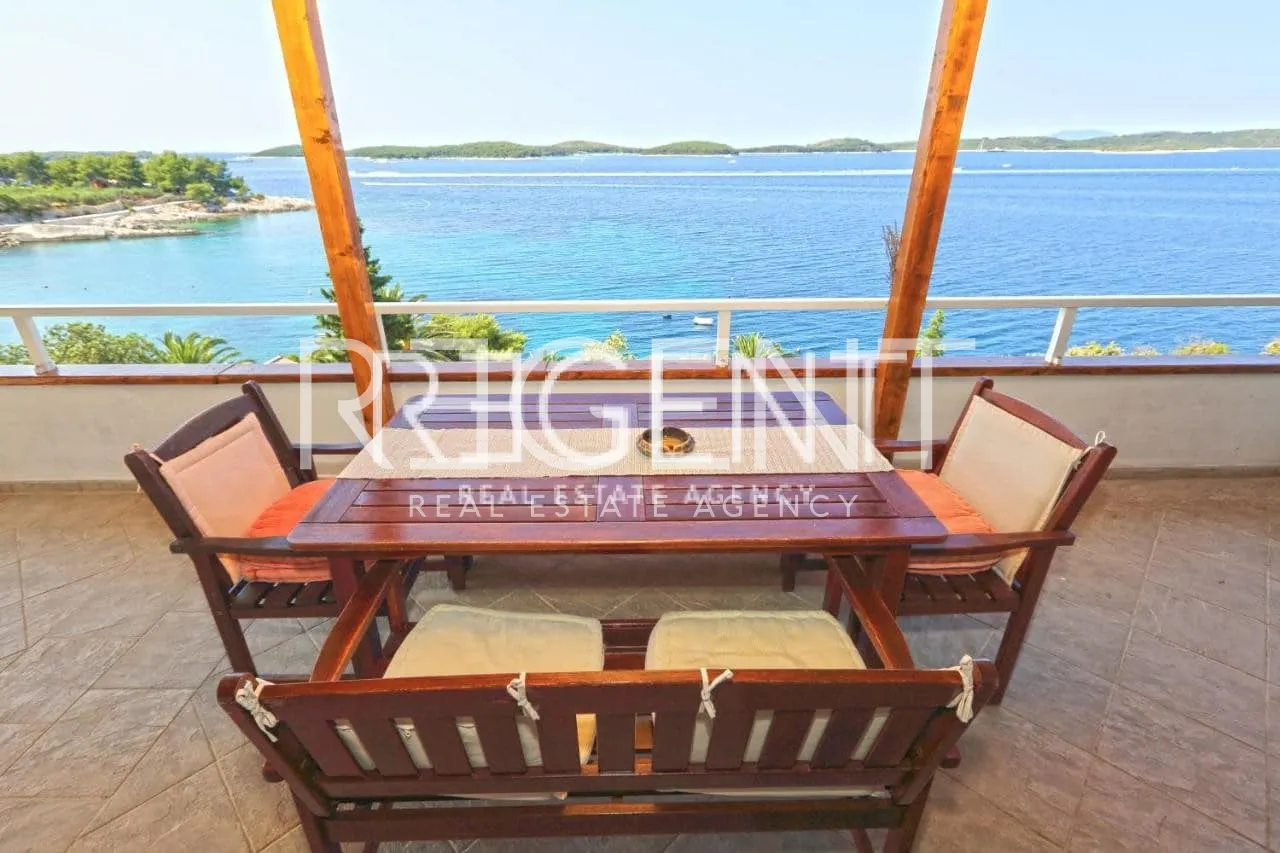 Hvar - Vila prvý rad pri mori