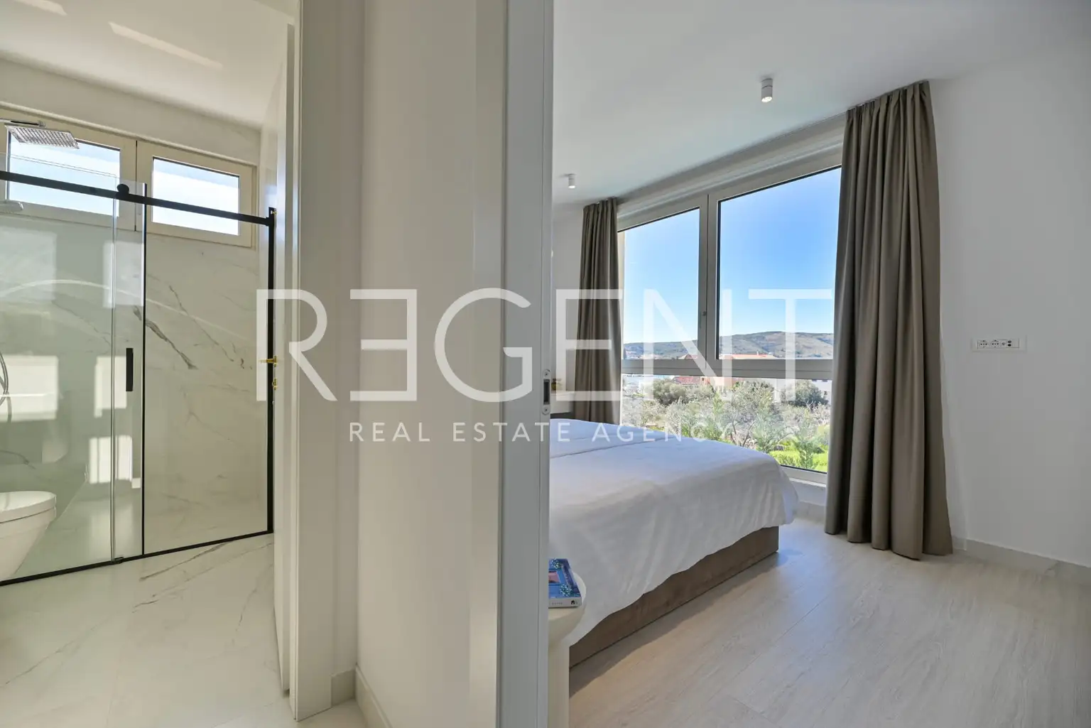 Seget Vranjica – moderna duplex vila s dva bazena i pogledom na more