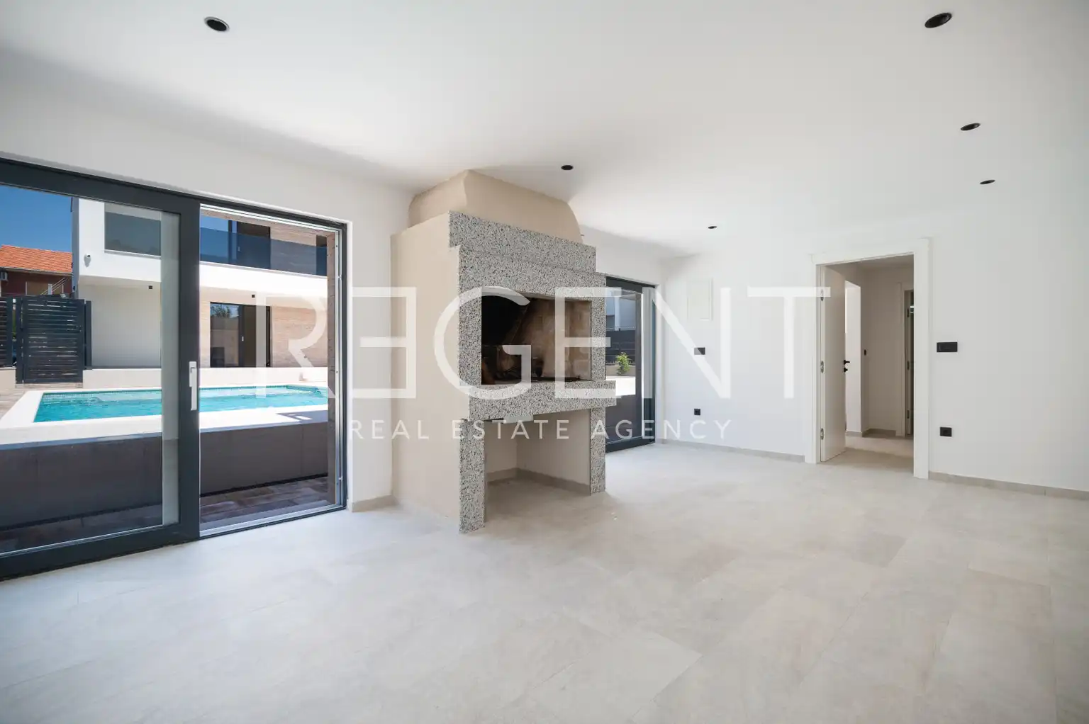 Trogir - Nova moderna vila od 300m2 s bazenom i jacuzzijem