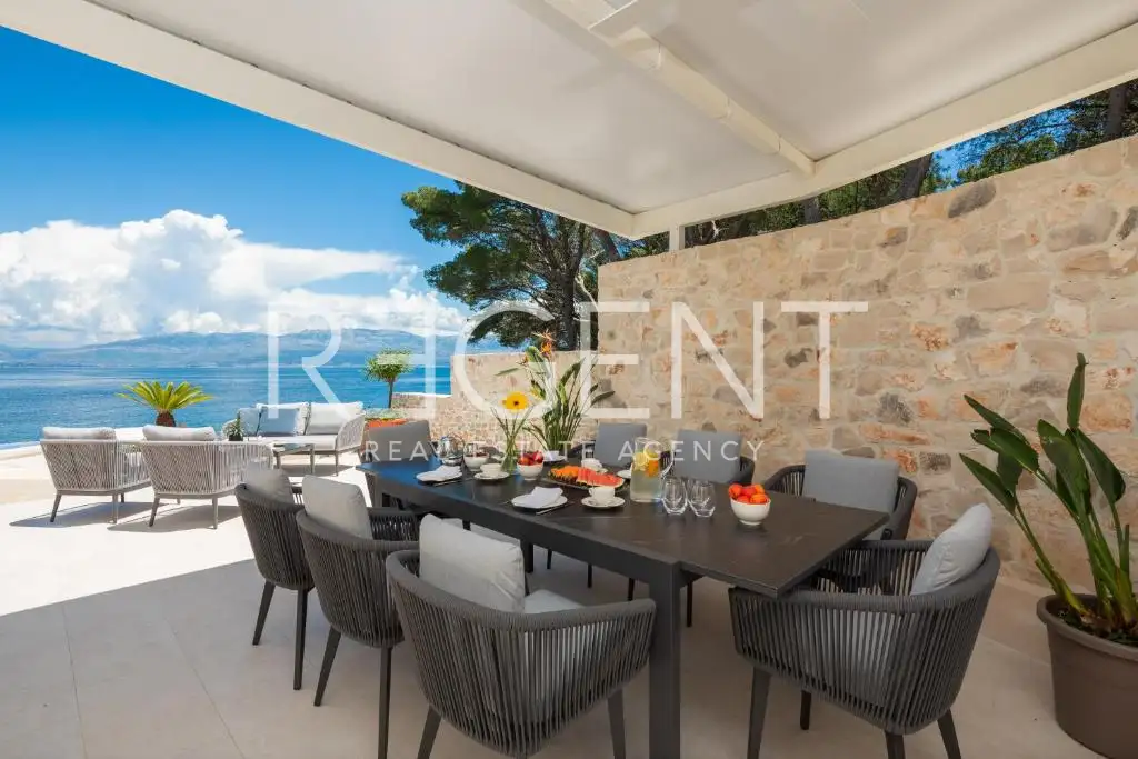 Brač - Moderna vila prvi red uz more