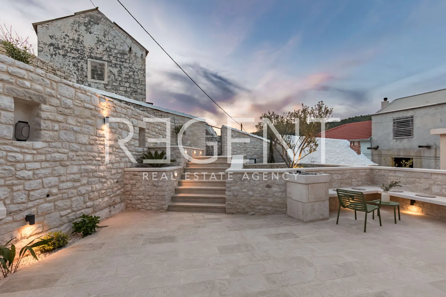 Brač, Pučišća - Nádherná kamenná vila 120 m2