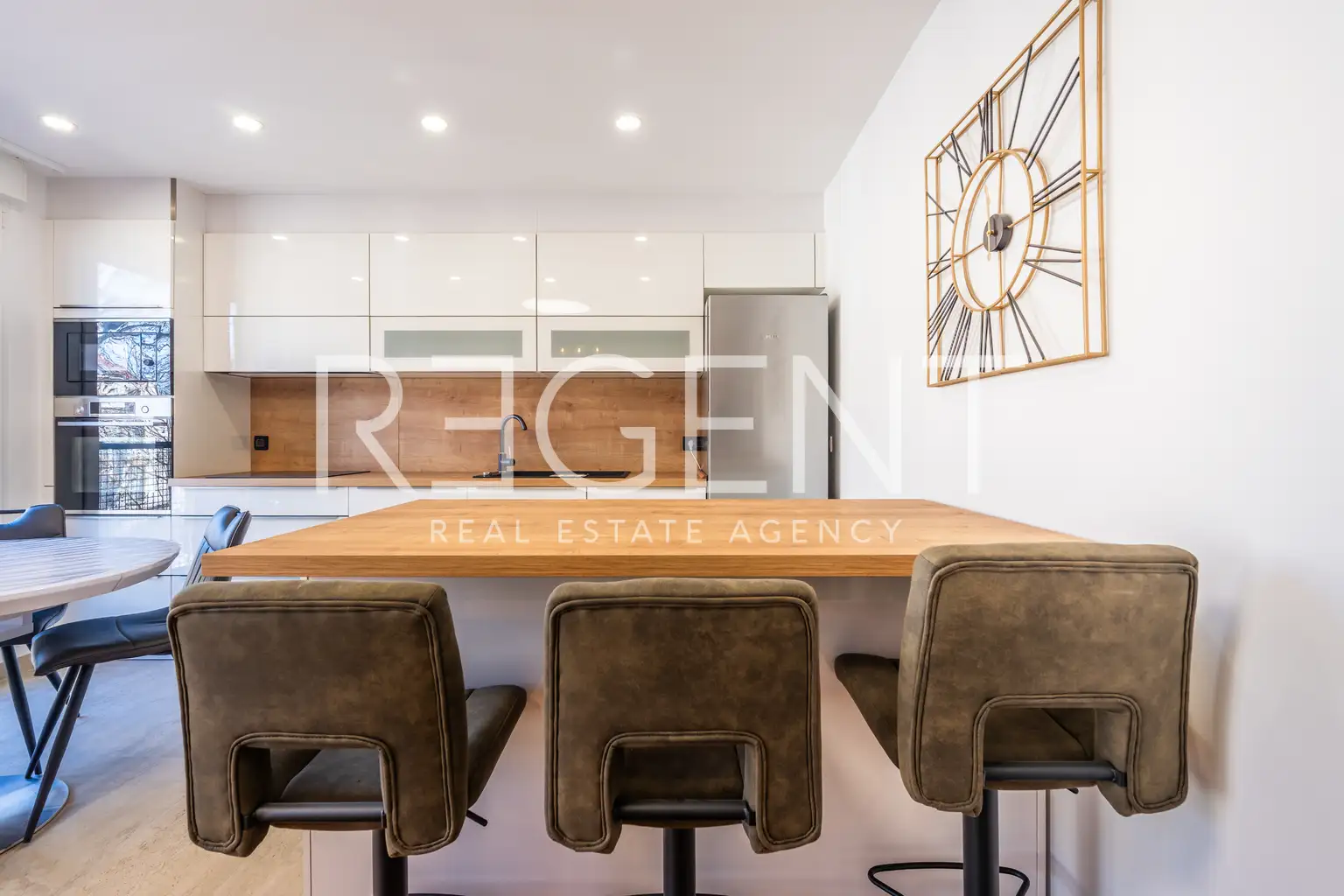 Zagreb, Centar - Četverosoban stan s parkingom, prvi najam