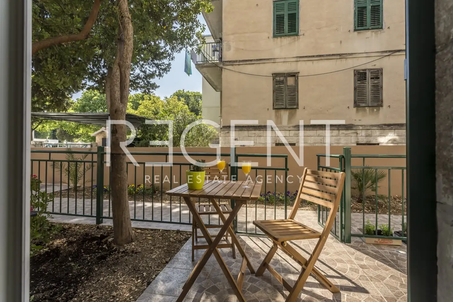 Split, Bačvice - Stan s 3 apartmanske jedinice i prostranim vrtom