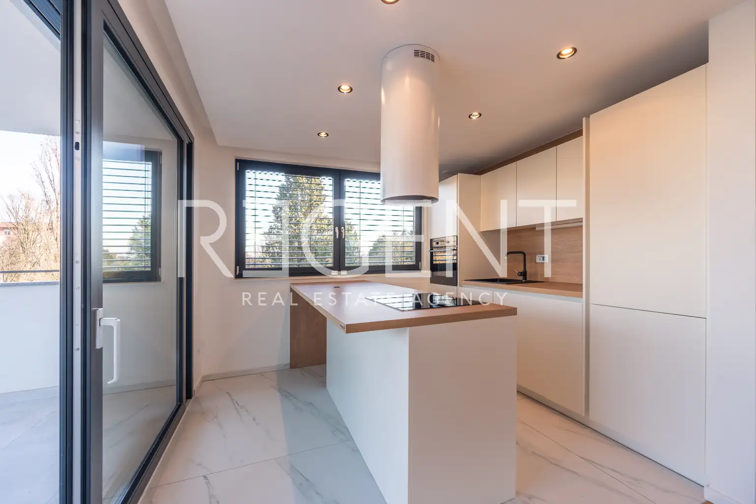 Загреб, Сребрняк – роскошная четырехкомнатная квартира