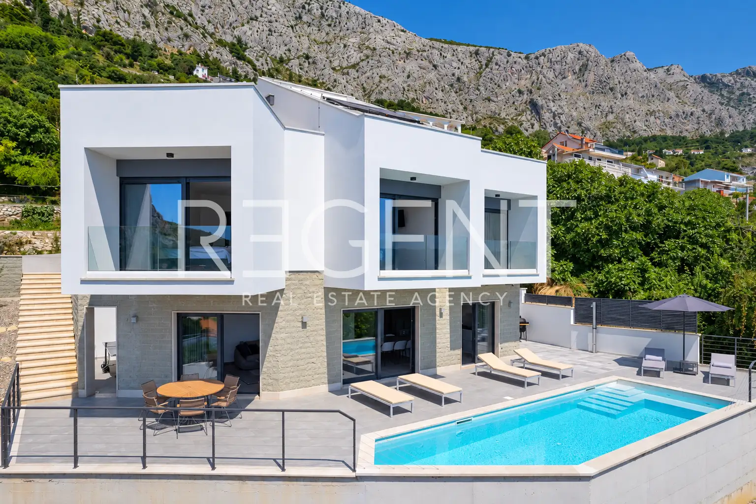 Vila 210 m², 4 spavaće sobe, bazen i pogled na more – Omiš