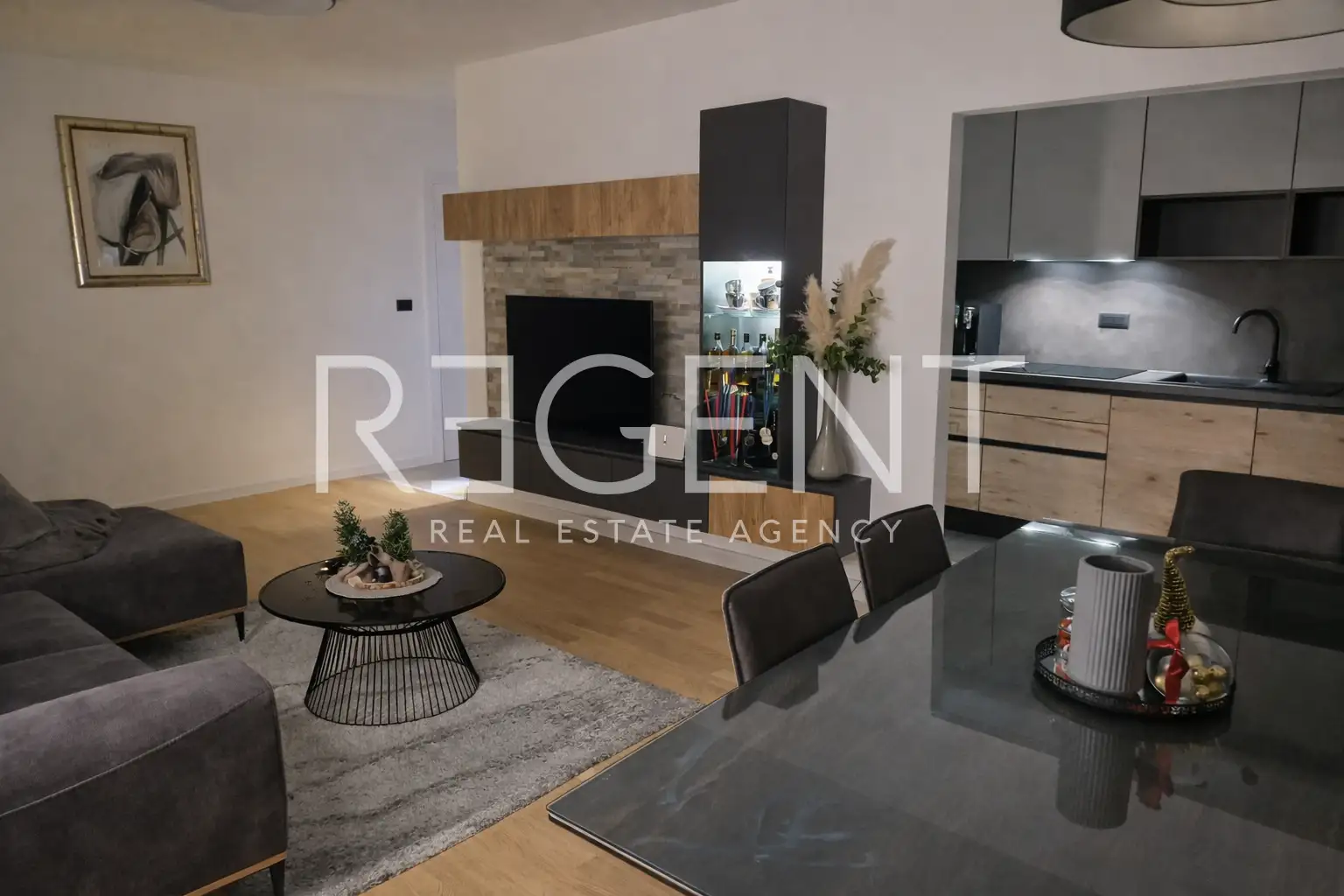 Split, Solin-dvosoban stan s balkonom i garažom